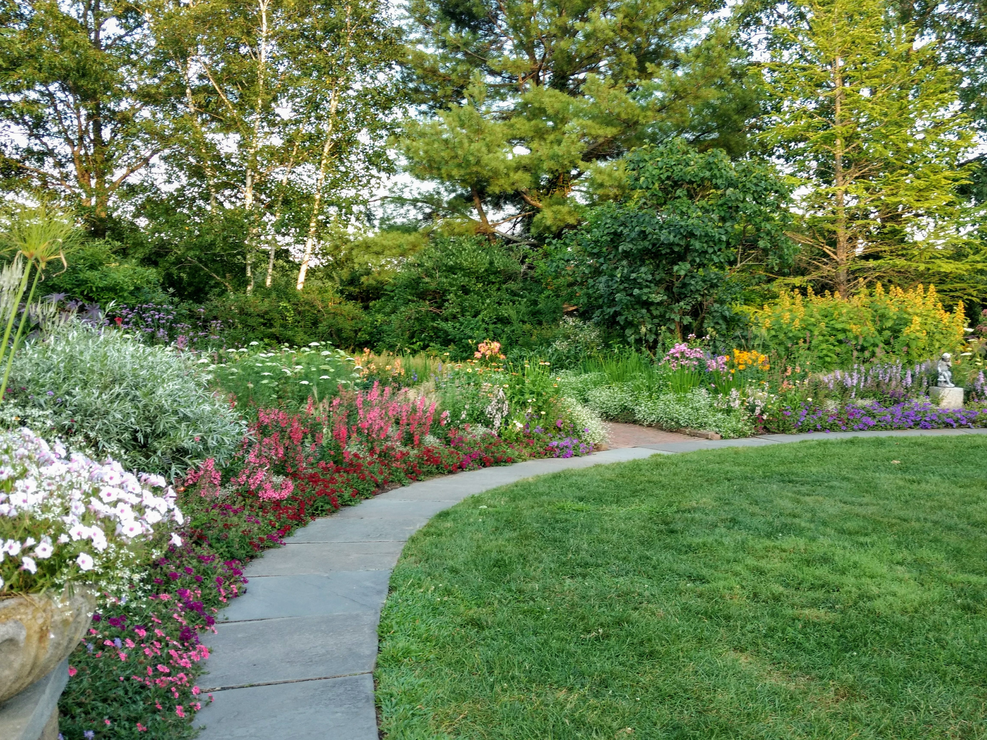 Благоустройство участка частного дома в Химках и Московской области